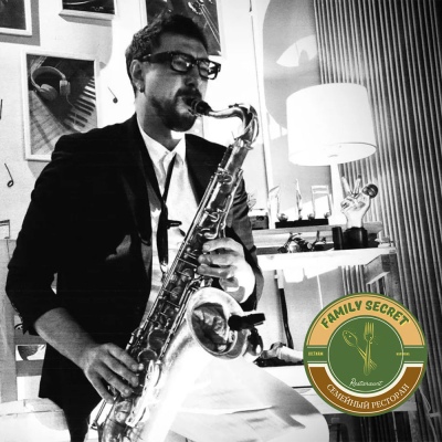 Вечер саксофона в «Family Secret»