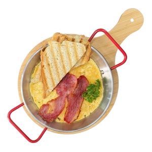 Жареные яйца с беконом и сыром