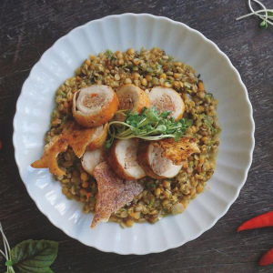 Rolled chicken with pork mince, lentils

Рулет из курицы с мелкой свининой, чечевицей