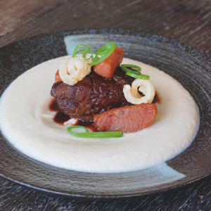 Тушеная свиная щека в мастер-бульоне