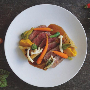 Жареный на сковороде австралийский говяжий филей, графин Дофинуа