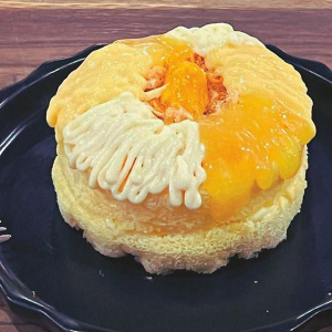 Изысканный бисквитный торт с свиной начинкой и 3 соусами