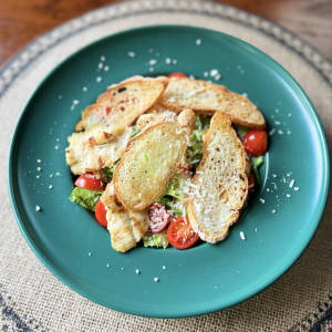 Цезарь с запеченной курицей