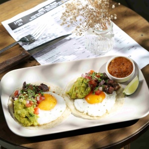 Стейк и яичные такос