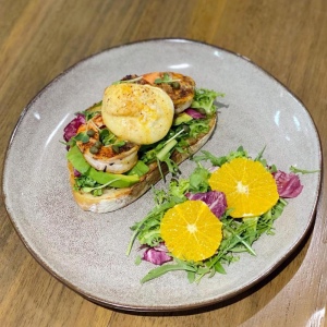 Креветки по-каджунски Бенедикт