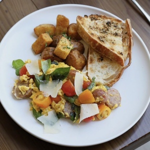 Колбасный гуляш с базиликом