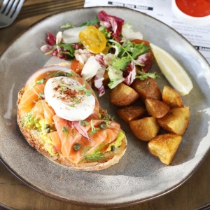 Лосось с авокадо на гренке