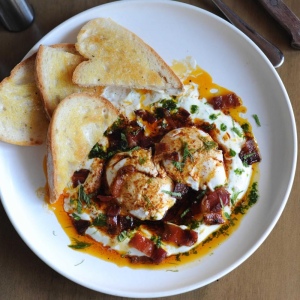 Турецкие яйца с беконом