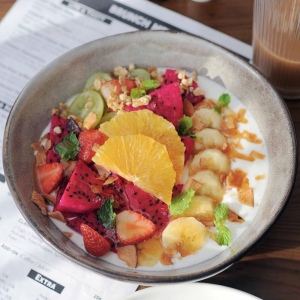 Фруктовая йогуртовая тарелка