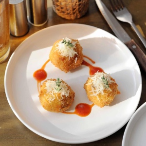 Жареные шарики из макарон с сыром