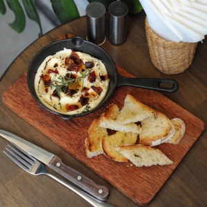 Кремовый дип из козьего сыра