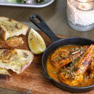 Черные креветки с чесноком