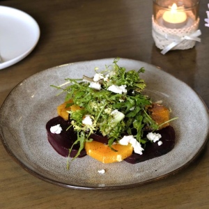 Салат из свёклы с козьим сыром