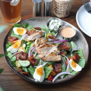 Салат Кобб от LIVIN