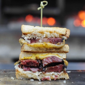 Копченый сэндвич с пастромой