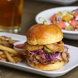 Бургер с маринованным свиным мясом BBQ